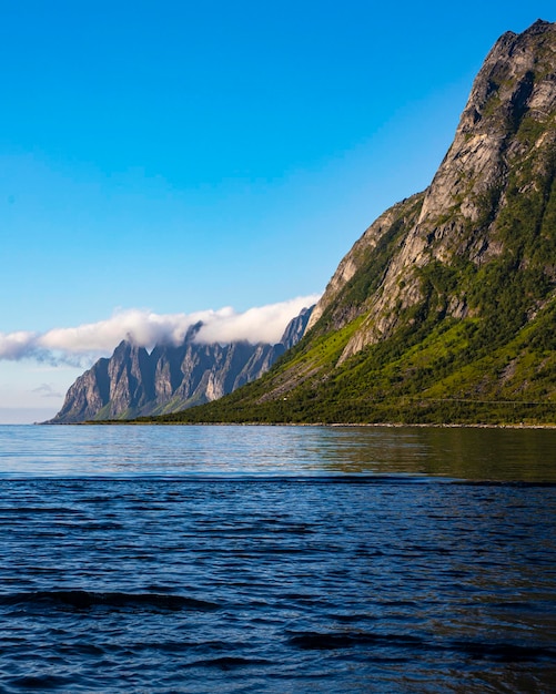 Landschaft der Insel Senja im Norden Norwegens, mächtige Berge und Klippen über dem Meer