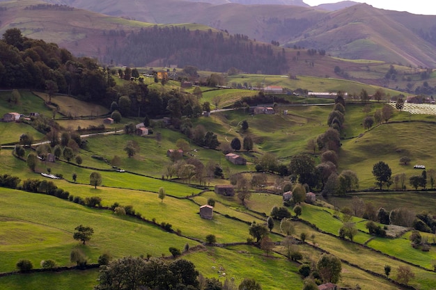 Landschaft der ländlichen Landschaft des Passtals Kantabrien