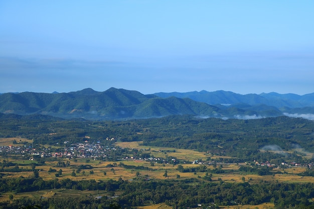 Landschaft der ländlichen Stadt und des Berges bei Phu-Thok, Loei, Thailand