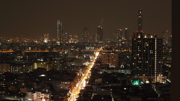 Landschaft der modernen Stadt in der Nacht Bangkok Thailand