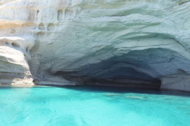 Landschaft der natürlichen Felsenberge der Türkei über blauem Meerwasser