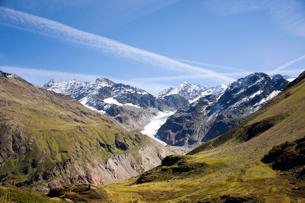 Landschaft der Nebenstraße zwischen dem Gipfel des Berges im Naturpark Kaunergrat im Kaunertaler Alpendorf in Landeck in der Nähe des Pitztals in Tirol in den Alpen in Norditalien und Westösterreich