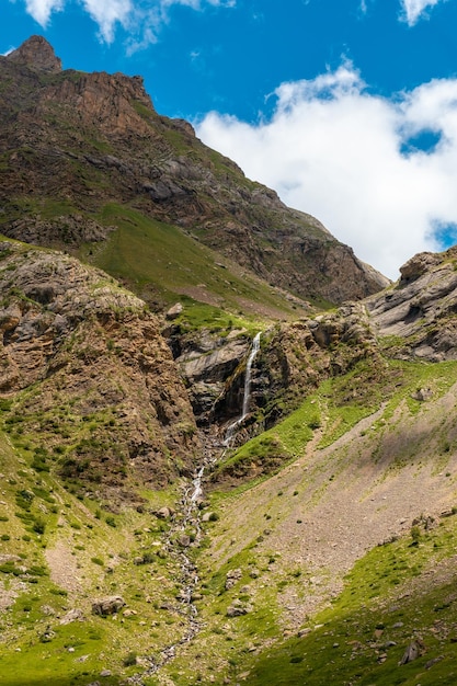 Landschaft der Pyrenäen vom Wasserfall Salto de Tendenera im Ripera-Tal Huesca