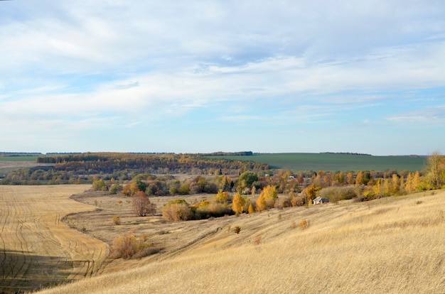 Landschaft der russischen Hochebene des Herbstes mit einem Fluss