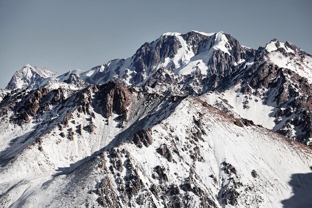 Landschaft der schneebedeckten Berge