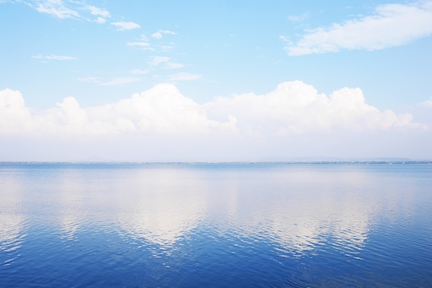 Foto landschaft der see- und wolkenreflexion