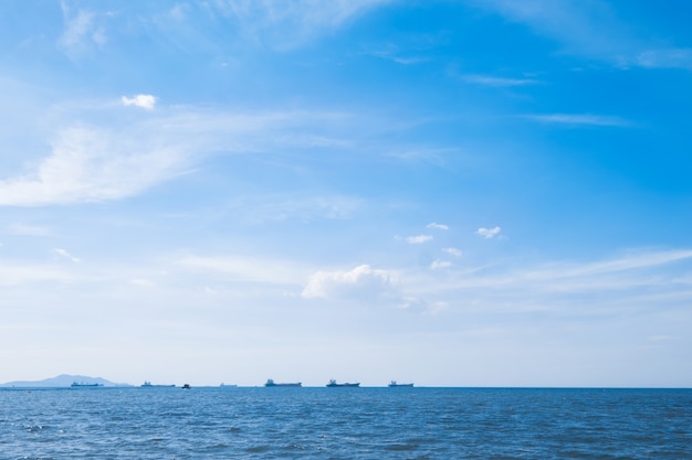 Landschaft der Seesonne und -lieferung unter bewölktem blauem Himmel. Sommerferien entspannen sich Hintergrund mit Kopienraum