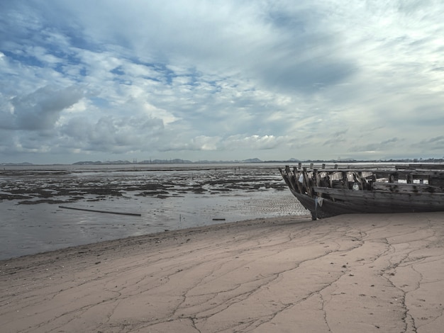 Landschaft der Strände mit Meer und Boot stürzt ab