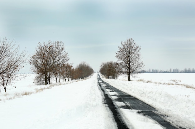 Landschaft der verschneiten rustikalen Straße