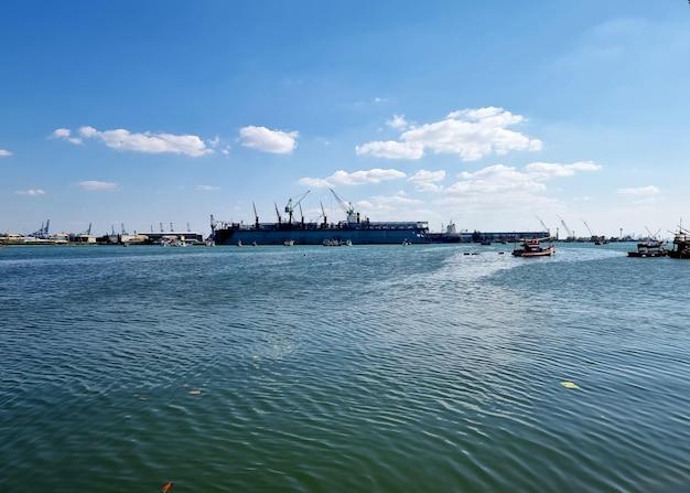 Landschaft der Werft nahe der Küste