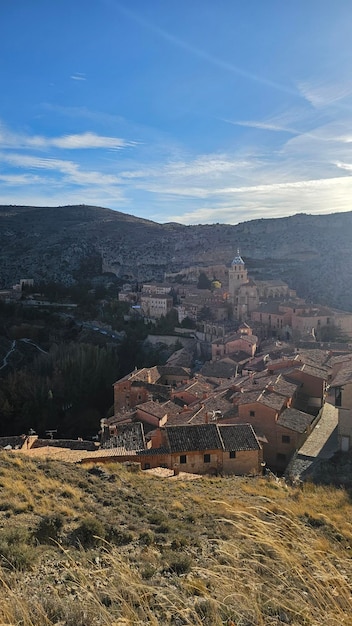 Foto landschaft der wunderschönen stadt albarracin in teruel