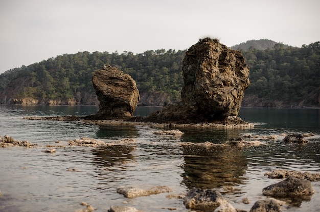 Landschaft der zwei großen Felsen auf dem Meer in der Tageszeit