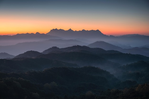 Landschaft des Aussichtspunkts Doi Kham Fah mit Sonnenaufgang über dem Berg Doi Luang Chiang Dao mit Nebel im tropischen Regenwald im Nationalpark Wiang Haeng Chiang Mai Thailand