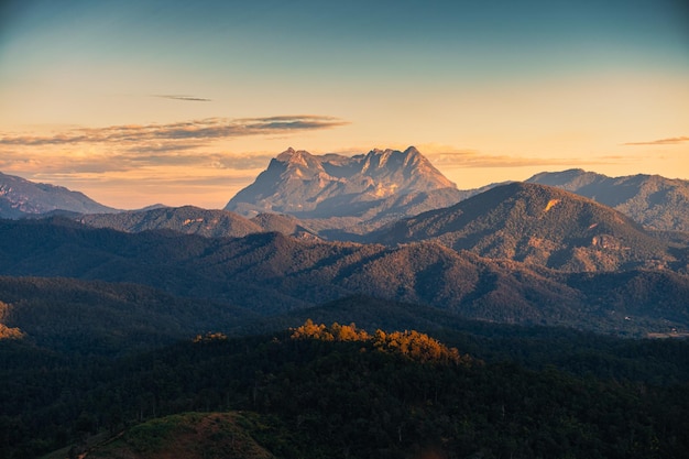 Landschaft des Berges Doi Luang Chiang Dao im Nationalpark bei Sonnenuntergang vom Aussichtspunkt Den TV Chiang Dao Chiang Mai Thailand