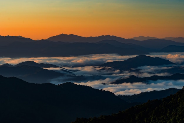 Landschaft des Berges mit Nebel in Nan-Provinz Thailand