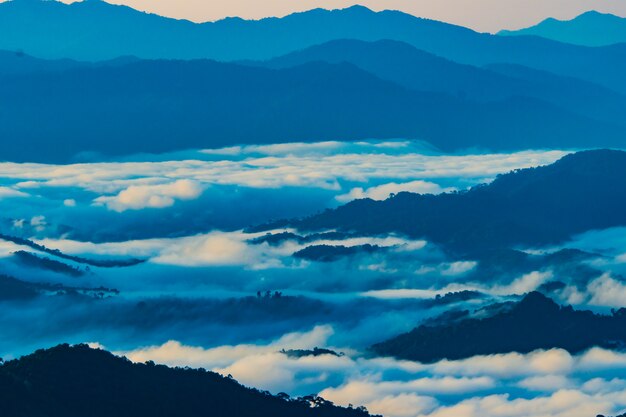 Landschaft des Berges mit Nebel in Nan-Provinz Thailand
