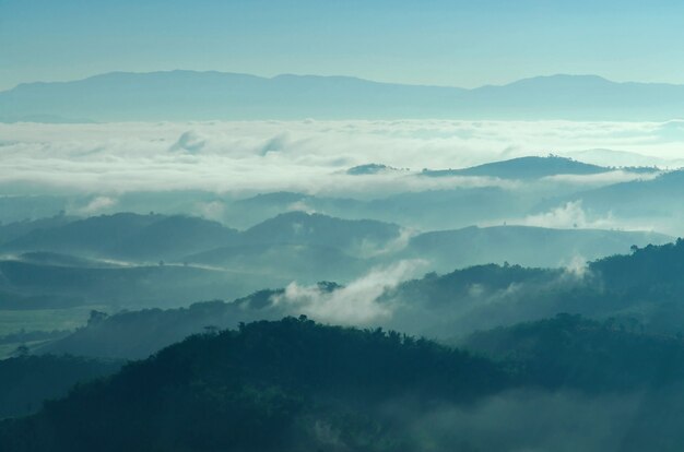 Landschaft des Berges mit Wolken und Nebel