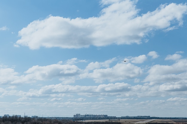 Landschaft des blauen Himmels mit Wolken und Wald