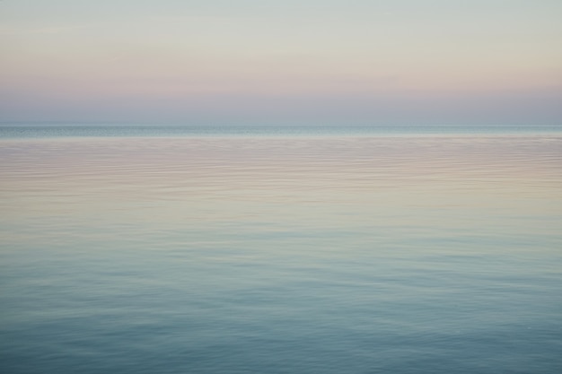 Foto landschaft des blauen himmels ohne die wolken, die ende des winters auf dem meer verbreiten