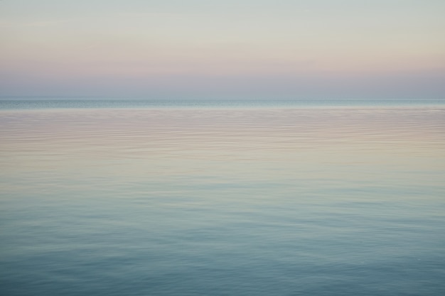 Landschaft des blauen Himmels ohne die Wolken, die Ende des Winters auf dem Meer verbreiten