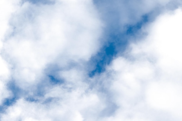 Foto landschaft des blauen himmels und der weißen wolken