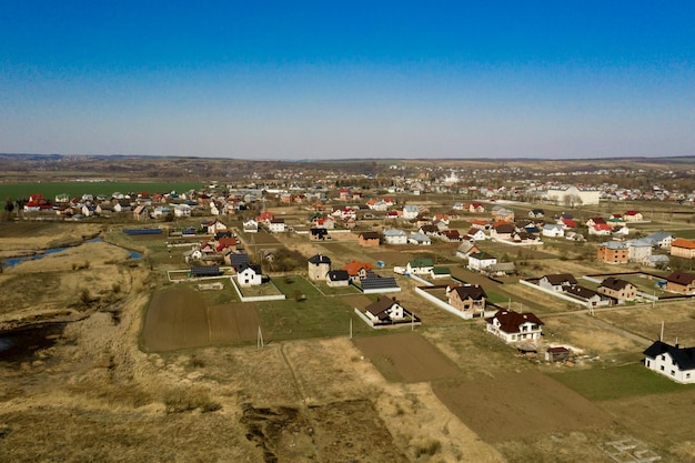 Landschaft des Dorfes aus der Höhe mit Feldern und Häusern
