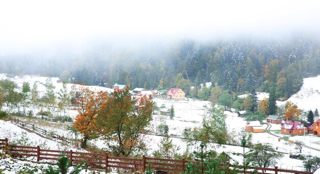 Landschaft des Dorfes in den Bergen