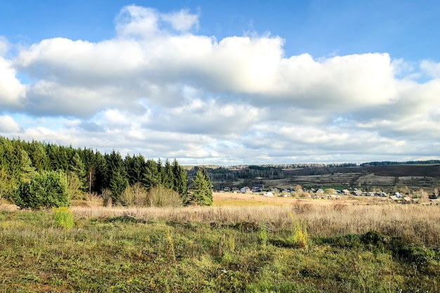 Landschaft des Feldes im Spätherbst.