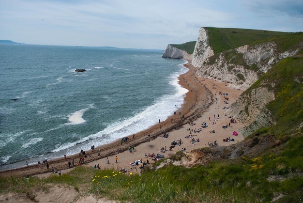 Foto landschaft des felsigen strandes