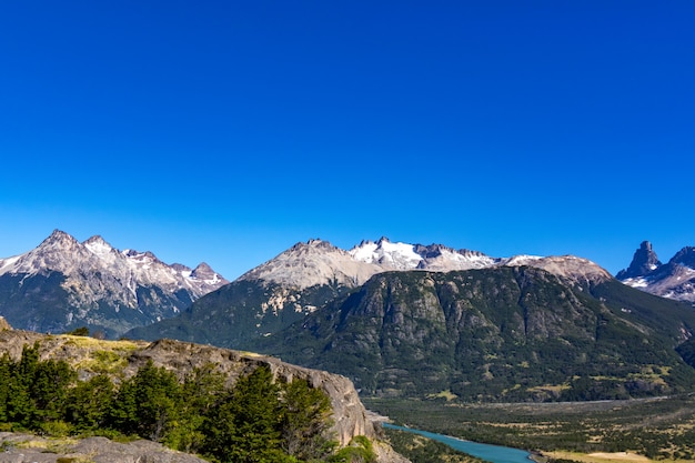 Landschaft des Flusses Murta-Tals mit schönem Blick auf die Berge, Patagonien, Chile, Südamerika