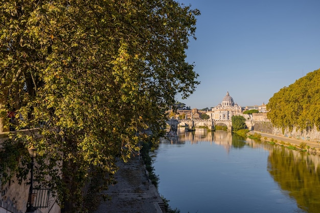 Landschaft des Flusses Tiber am sonnigen Morgen in Rom