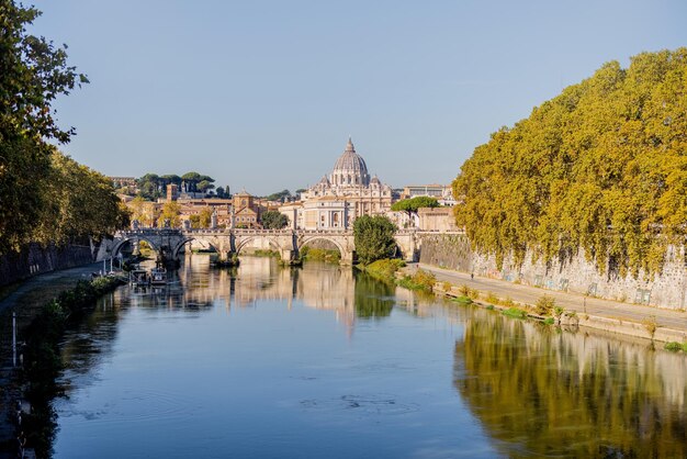 Landschaft des Flusses Tiber am sonnigen Morgen in Rom