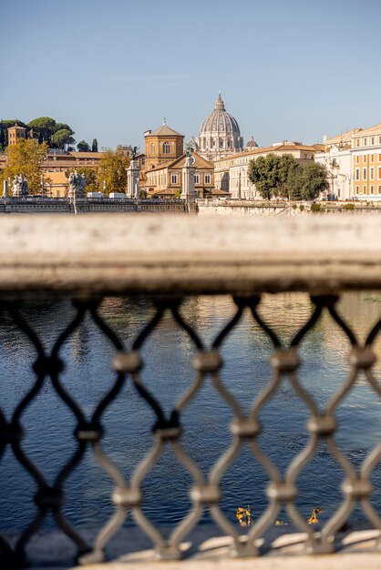 Landschaft des Flusses Tiber und der Basilika St. Peter in Rom