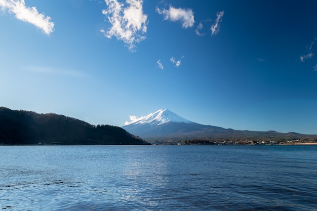 Landschaft des Fuji-Berges am See Kawaguchiko, Japan