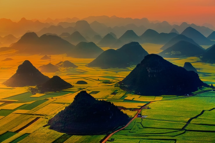 Landschaft des goldenen Hahnhügels: Luooping, Yunnan, China.