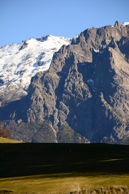 Landschaft des Golfplatzes des llao llao Hotels mit dem lopez Hügel im Hintergrund