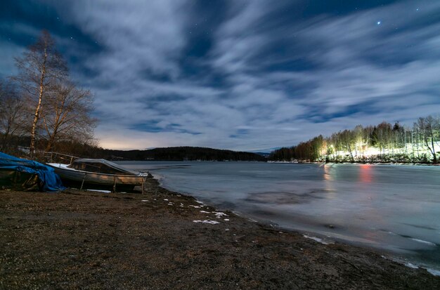 Foto landschaft des halb gefrorenen vlasina-sees in einer kalten winternacht mit langer belichtung foto