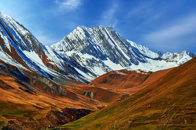 Landschaft des majestätischen malerischen schneebedeckten braunen Gebirgskamms im Georgia-Land