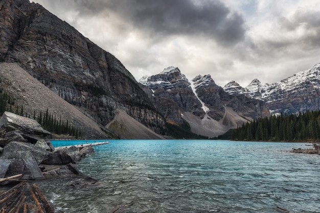 Landschaft des Moraine Lake mit felsigen Bergen und türkisfarbenem See auf düsterem Banff-Nationalpark, Kanada,