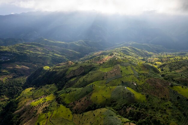 Landschaft des Morgennebels mit Bergschicht im Norden von Thailand Bergkamm und Wolken im ländlichen Dschungel Buschwald