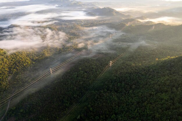 Landschaft des Morgennebels mit Bergschicht im Norden von Thailand Bergkamm und Wolken im ländlichen Dschungel Buschwald