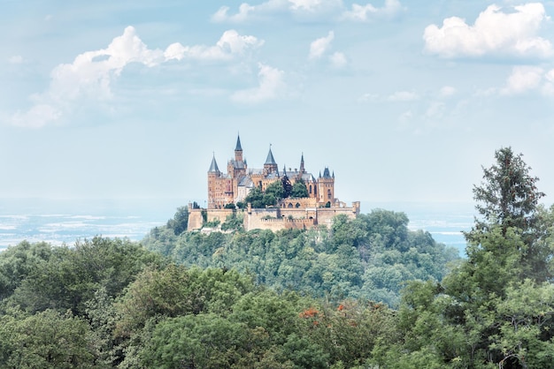 Landschaft des nebligen Berges mit der gotischen Burg Hohenzollern am Sommermorgen Deutschland Die alte Burg Hohenzollern ist ein Wahrzeichen in der Nähe von Stuttgart