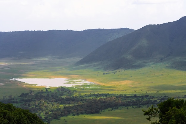 Landschaft des NgoroNgoro-Kraters. Der See und der Hügel im Krater. Tansania, Afrika