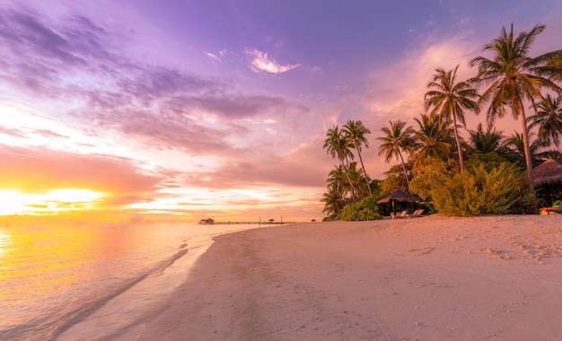 Landschaft des paradiesischen tropischen Inselstrandes. Ruhiger Sonnenunterganghimmel, ruhiges Meerwasser. Exotische Küste