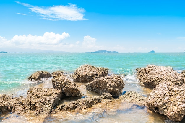 Landschaft des Reiseplatzes mit Natur an einem Strand und tropisches Meer mit blauem Himmel