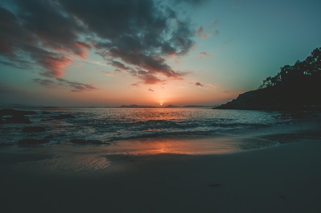 Landschaft des roten und blauen Strandes