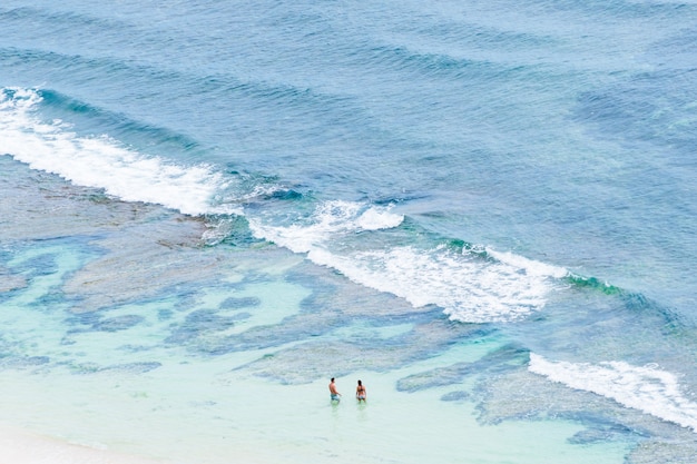 Landschaft des Sandstrandes und des Meeres