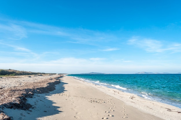 Landschaft des sardischen Strandes im Sommer