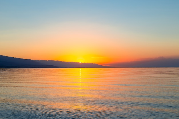 Landschaft des schönen Morgensonnenaufgangs