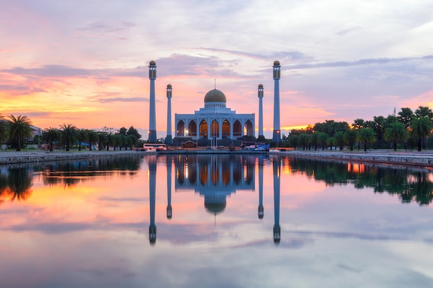 Landschaft des schönen Sonnenuntergangshimmels an der zentralen Moschee, Songkhla Provinz, Thailand